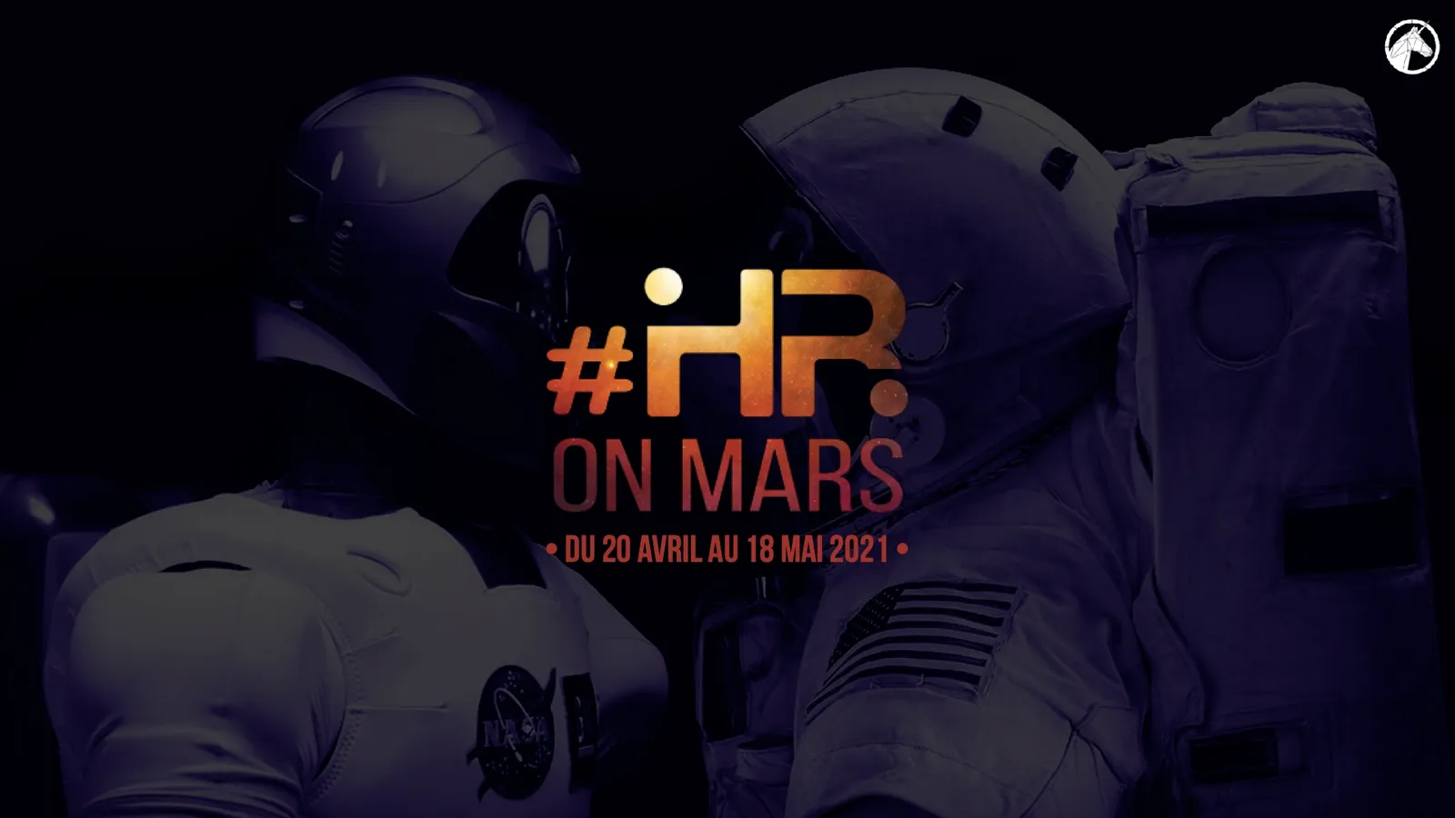 Visuel de l’édition 2.0 : deux combinaisons d’astronaute et le logo HRonMars, avec les dates du 20 avril au 18 mai 2021.